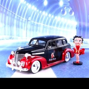 Betty Boop 1939 Chevy Master Deluxe 1:24 Die-Cast & Betty Boop Figure BNWT SO